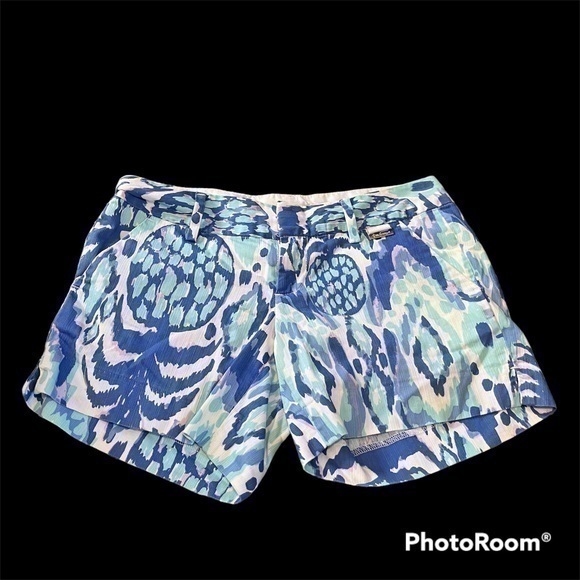 Coastal blue pineapple patterned Lilly Pulitzer Callahan shorts - Picture 1 of 11